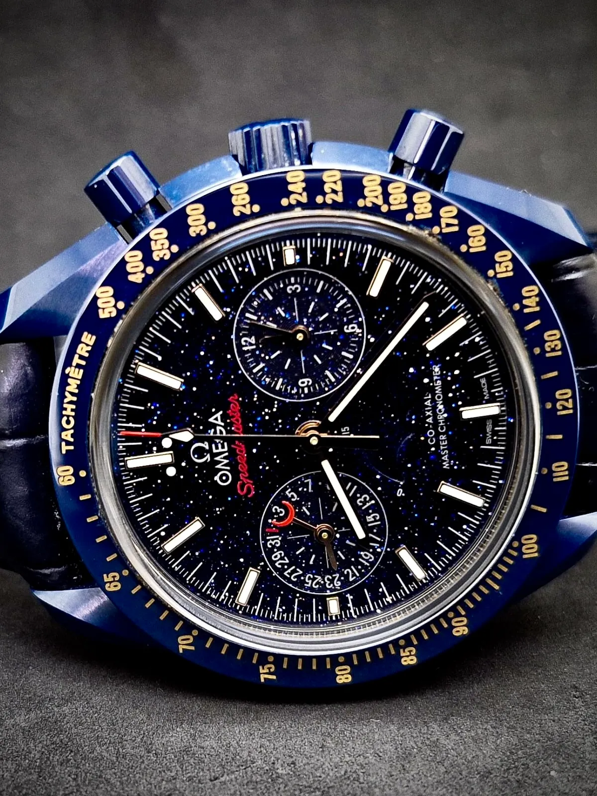 Omega Speedmaster Blue Side of the Moon em cerâmica azul, mostrador aventurina e escala taquimétrica dourada