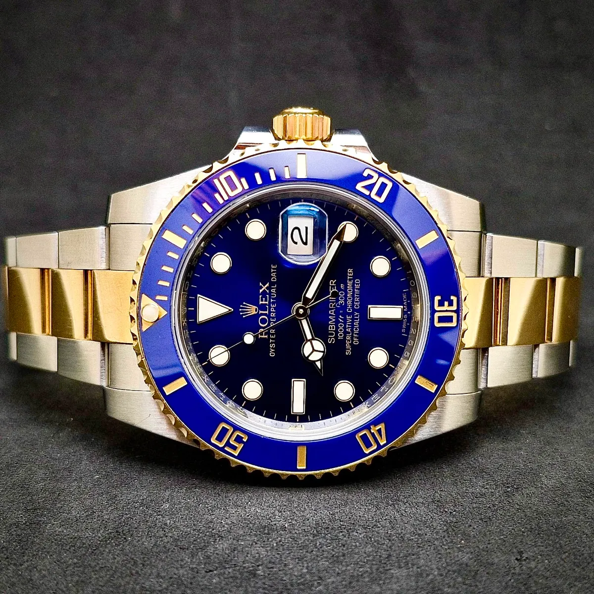 Rolex Submariner Date em aço e ouro, com mostrador e luneta azuis